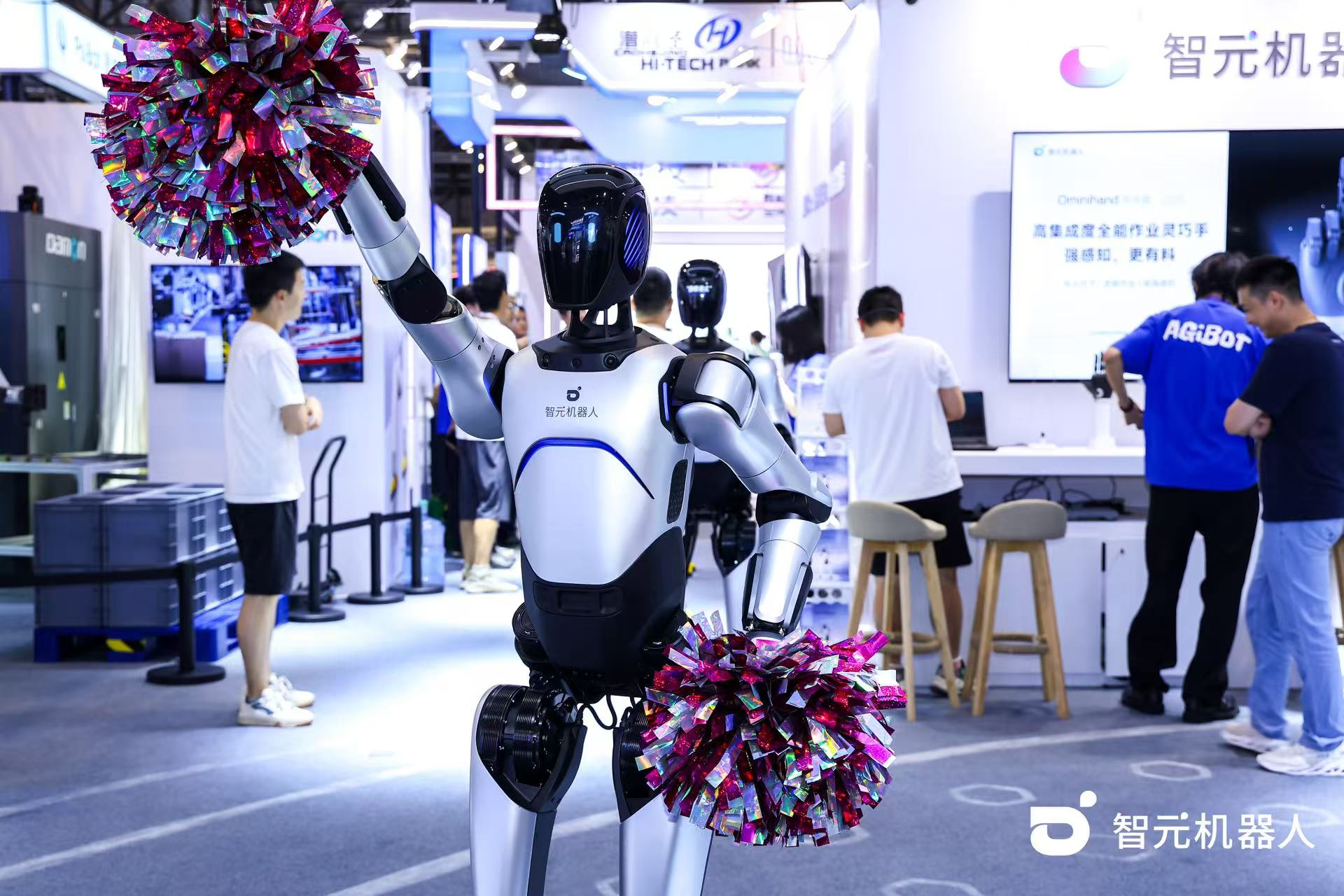  K8凯发机器人 WAIC 首日展台火爆，机器人家族集体打工忙不停